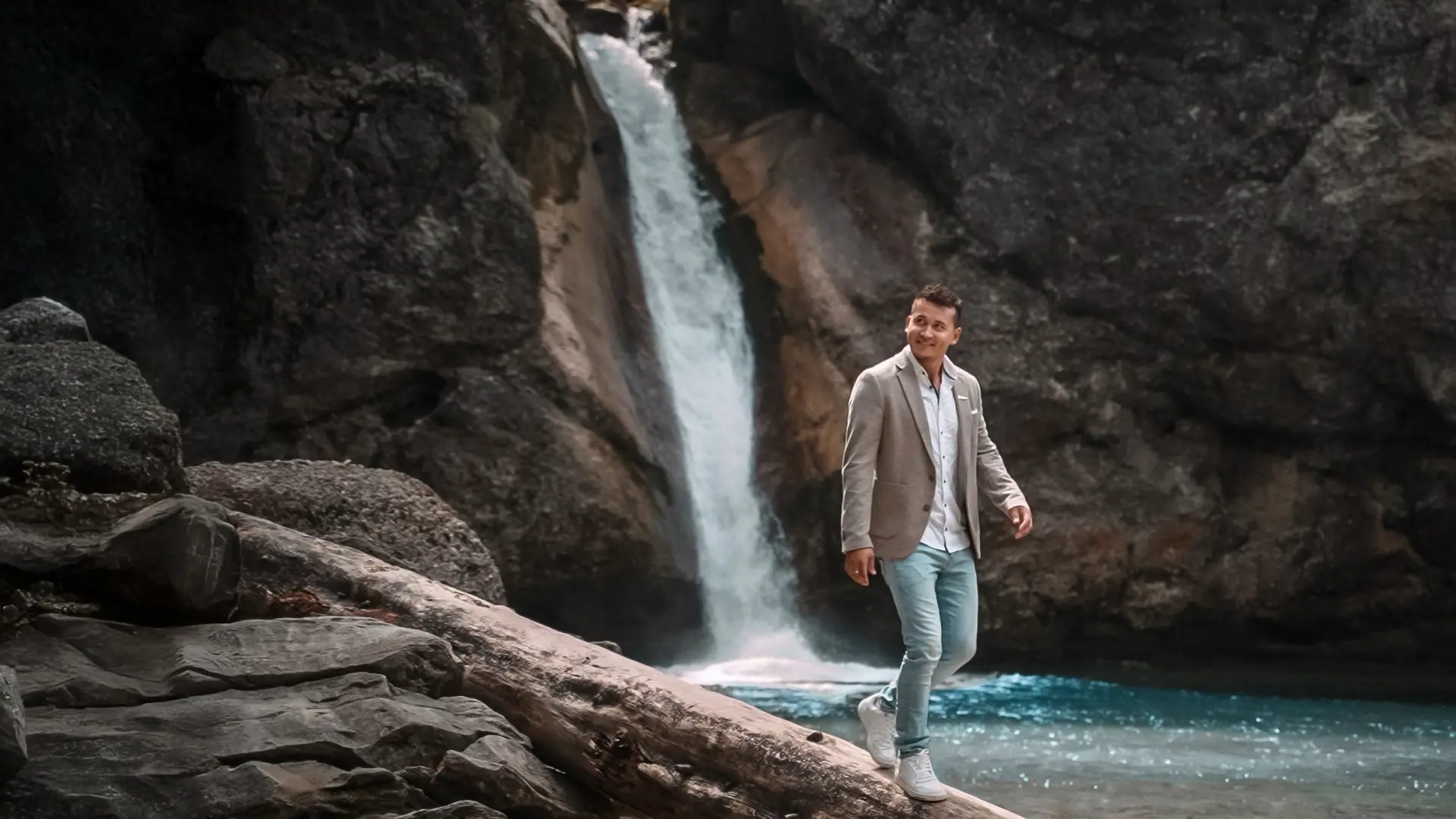 Alvin am Wasserfall